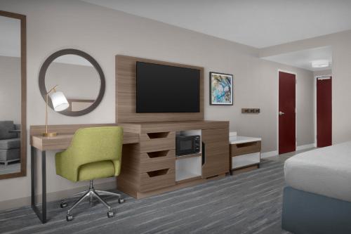 Una televisión o centro de entretenimiento en Hampton Inn Ithaca