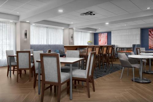 Un lugar para sentarse en Hampton Inn Ithaca