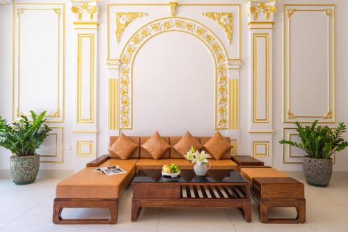 a living room with a couch and two tables at Homestay Song Ngọc in Ấp Sung Xuân