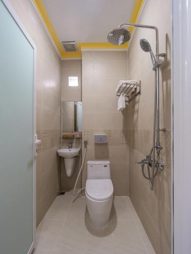 a bathroom with a toilet and a sink at Homestay Song Ngọc in Ấp Sung Xuân