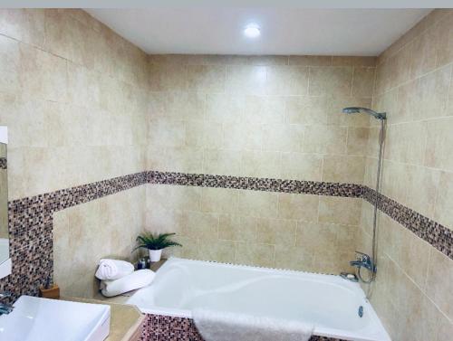 un baño con bañera y lavabo en Costa del mare paradiso, 