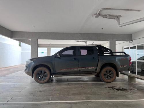 a gray truck parked in a parking garage at Belo Apartmento Bosque da Saúde in Cuiabá