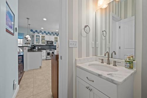 Køkken eller tekøkken på Coastal Escape, Pool, Elevator -Salty Pause