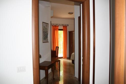 a hallway with a table and a chair in a room at Il Ritrovo del Cima in Miglionico