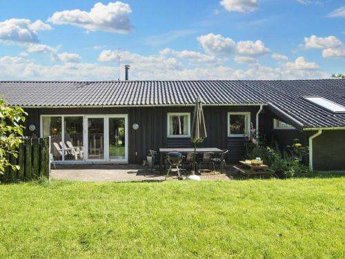 Κήπος έξω από το 8 person holiday home in Ørsted
