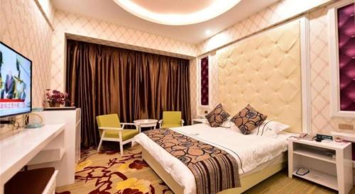 a bedroom with a bed and a table and chairs at Dali Dayu Hotel in Dali