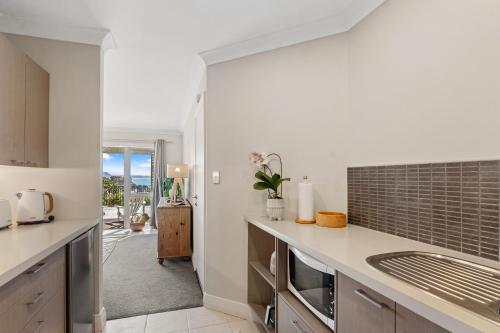 Η κουζίνα ή μικρή κουζίνα στο Red Beach Retreat - Whangaparaoa Peninsula
