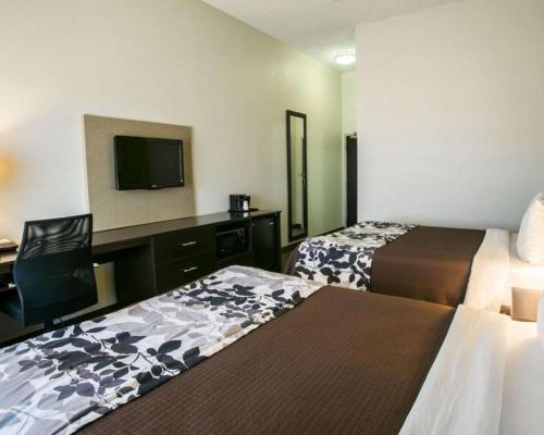 Ένα ή περισσότερα κρεβάτια σε δωμάτιο στο Sleep Inn & Suites