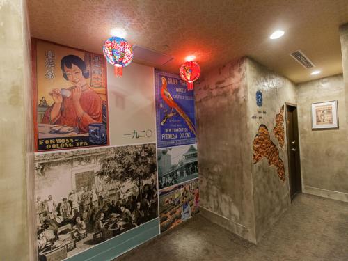un corridoio con poster sulle pareti di un edificio di Jian Shan Hotel a Taipei