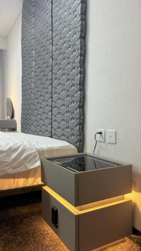Ένα ή περισσότερα κρεβάτια σε δωμάτιο στο Executive 2 bedroom apartment-king size bed steps from Chinggis khan square