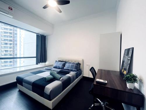 Ένα ή περισσότερα κρεβάτια σε δωμάτιο στο Topaz Homes at R&F - free WiFi and 1 Car Park
