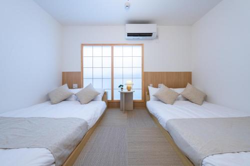 守3 商店街横の庭園を楽しむお風呂付きの宿 グループ向けの4寝室 ベッド12点 バスルーム3点