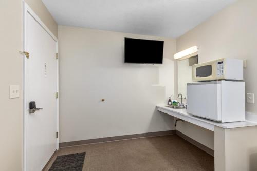 una piccola cucina con forno a microonde e frigorifero di Ground Level Lakeview Room with 1 Double bed suite a Lake City