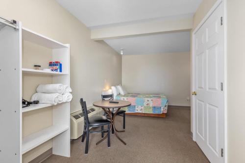 una piccola stanza con un tavolo, sedie e un letto di Ground Level Lakeview Room with 1 Double bed suite a Lake City