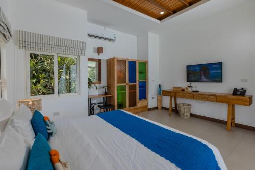 Televisyen dan/atau pusat hiburan di Purana Resort Koh Yao Noi - SHA Extra plus