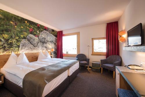Postel nebo postele na pokoji v ubytování Hotel Garni Chesa Mulin