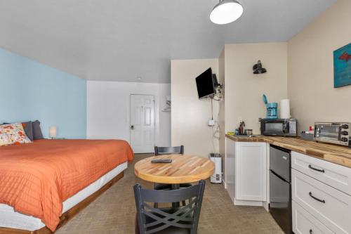 una camera da letto con un letto, un tavolo e una cucina di King suite with Lake View a Lake City