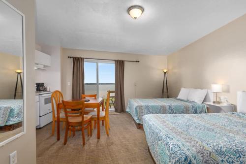 una camera d'albergo con due letti, un tavolo e delle sedie di Cozy Lakeview suite with Kitchenette a Lake City