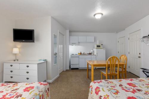 una camera con cucina, tavolo e sedie di Double Bed Suite with Full Kitchen a Lake City