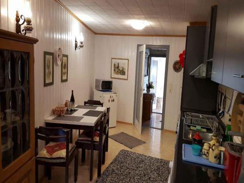 Virtuvė arba virtuvėlė apgyvendinimo įstaigoje Ferienwohnung Am Altenberg