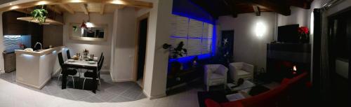 ein Wohnzimmer mit einem Tisch und einem blauen Licht in der Unterkunft Il Piccolo Rifugio - L'Angoletto in Palidoro
