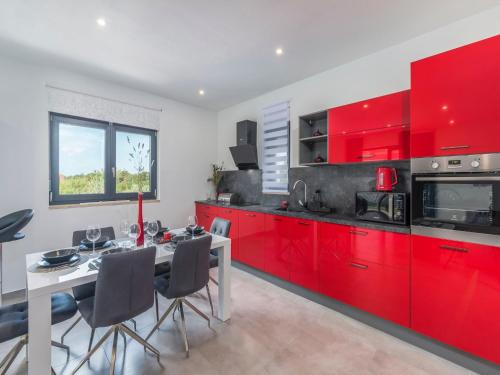 O bucătărie sau chicinetă la Villa in Novigrad with Private Pool and Beach