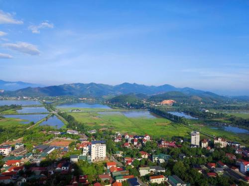 eine Luftansicht auf eine Stadt und einen Fluss in der Unterkunft Căn hộ 1 phòng ngủ Wyndham Lynn Times Thanh Thủy in Phú Thọ