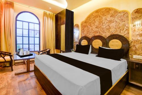 a bedroom with a large bed in a room at Super Townhouse Varanasi Railway Junction in Varanasi