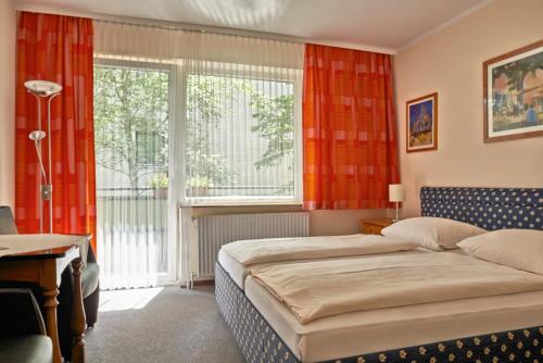 Postel nebo postele na pokoji v ubytování Hotel-Pension Elfi