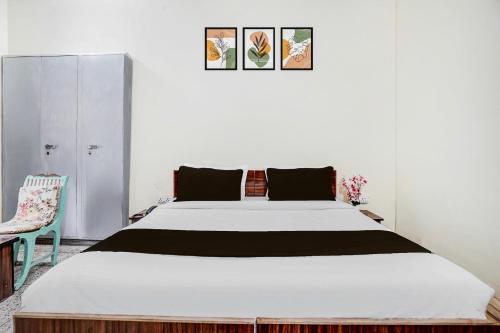 a bedroom with a large bed in a room at Super Hotel O Sector 21 Faridabad in Faridabad