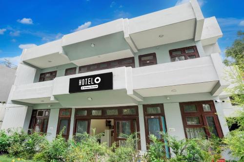 a building with a mitzo sign on it at Super Hotel O Sector 21 Faridabad in Faridabad