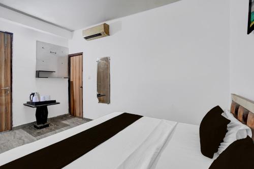 Hotel O Sector 121 Gaur City Mall Noida Formerly Royal FNGにあるベッド