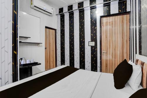 Hotel O Sector 121 Gaur City Mall Noida Formerly Royal FNGにあるベッド