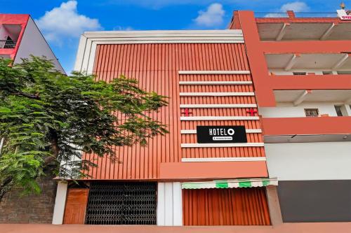 IndirapuramにあるHotel O Sector 121 Gaur City Mall Noida Formerly Royal FNGの看板付赤い建物