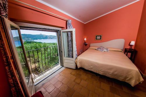 パリヌーロにあるDonnasiliaのベッドルーム1室(ベッド1台、大きな窓付)