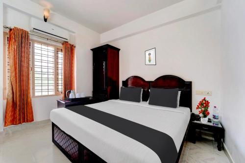 a bedroom with a large bed and a window at Super Collection O Chalai Bazaar Near Railway Station formerly Galaxy Inn in Trivandrum