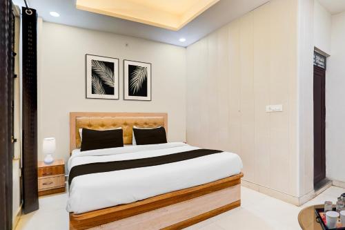 a bedroom with a large bed in a room at Super Hotel O Subedarganj Railway Junction Formerly Krishna Inn in Prayagraj