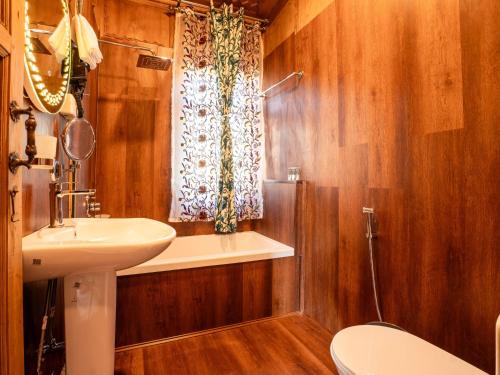 Un baño de Moustache Houseboat Srinagar
