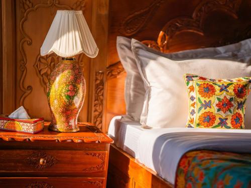 Un lugar para sentarse en Moustache Houseboat Srinagar