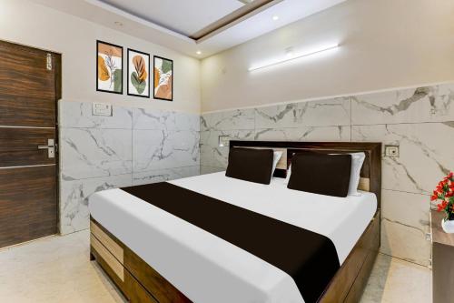 a bedroom with a large bed in a room at Super Hotel O Eluru Railway Station Formerly Sree Nitya Residency in Elūru