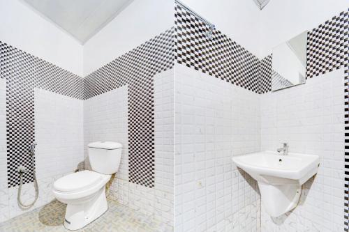 a bathroom with a toilet and a sink at Super Hotel O Kunnamangalam Near Bus Stand in Calicut