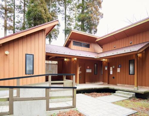 Manakogi no Ko Land Campsite - Vacation STAY 23397v的一座有楼梯通往的大楼