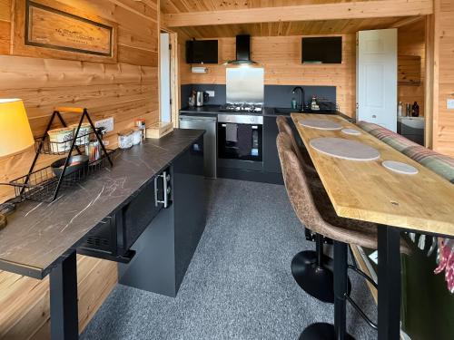 Kuchyň nebo kuchyňský kout v ubytování The Homestead Compact