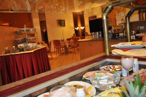 a restaurant with plates of food on a table at Fly Inn Hotel Frankfurt Airport Rüsselsheim ehemals Trip Inn Hotels in Rüsselsheim