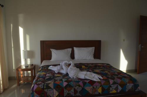 a bedroom with a bed with towels on it at Rivera Beach in Amed