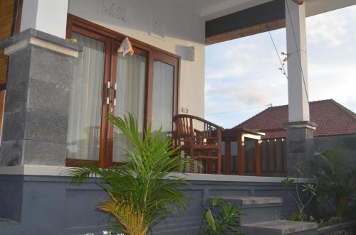 a house with a balcony with a patio at Rivera Beach in Amed