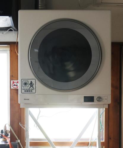 a microwave oven sitting on top of a stand at 期間限定連泊割-新幹線徒歩15分-空港車8分-田んぼに囲まれて暮らす自然に寄り添う静かな一棟貸切宿 in Hanamaki