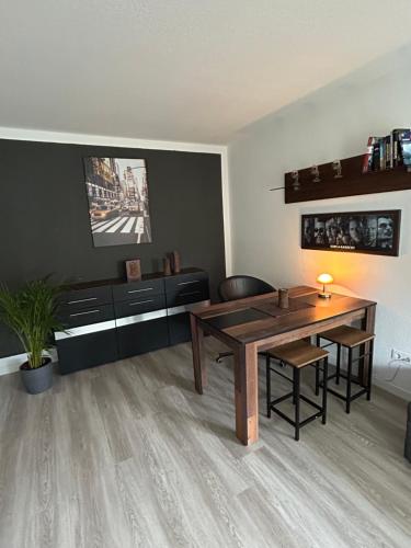 a living room with a wooden table and a tv at Moderne 75m2 Wohnung mit Balkon und Blick ins Grüne in Magdeburg