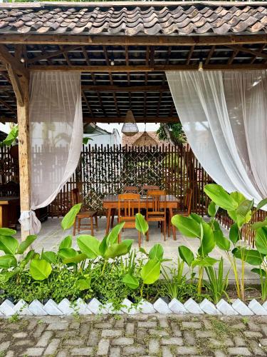 Сад в CBG Inn and Villas Solo