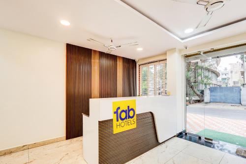 un vestíbulo con un cartel de horizontes de trabajo en la pared en FabHotel Sri Lakshmi Sea Grand, en Jāmb